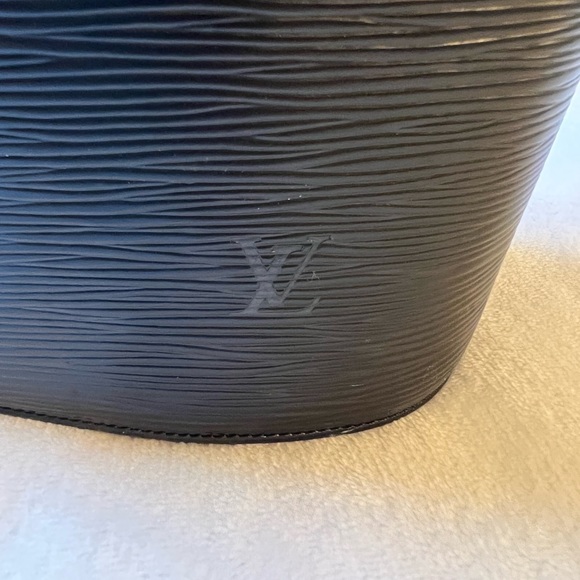 Louis Vuitton - Picture 3 of 11